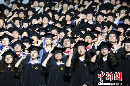 7月6日，在西安交通大学举行的毕业典礼上，医学系的学生们正在发表誓言。张远 摄