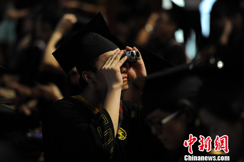 7月6日，在西安交通大学举行的毕业典礼上，一位毕业生正在“搜索目标”。张远 摄