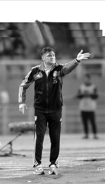 6月6日,卡马乔在指挥中国队与乌兹别克斯坦队的比赛。