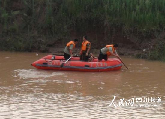 消防官兵正在打捞溺水者（廖涛 摄）