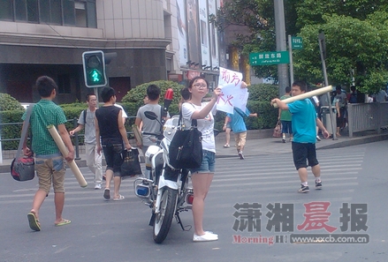 火灾时她举牌提醒司机绕道 长沙好姑娘你在哪