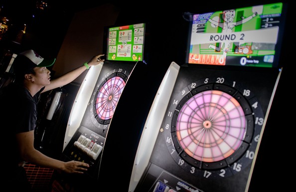 暑假期间酒吧是青少年的消遣场所之一，香港警方将加强巡查。来源 香港《大公报》