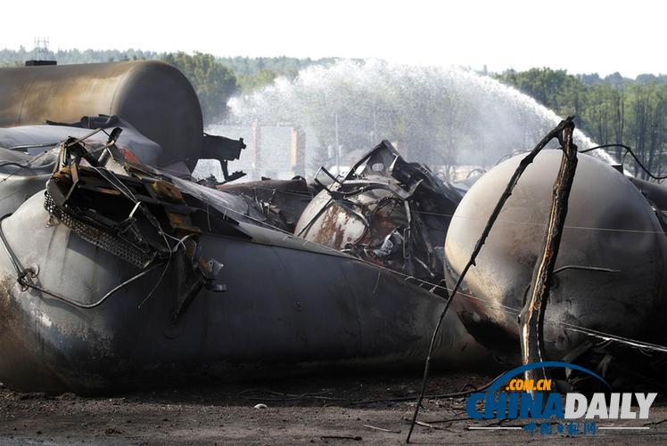 加拿大油罐车出轨爆炸五死数十伤 总理赶赴现场