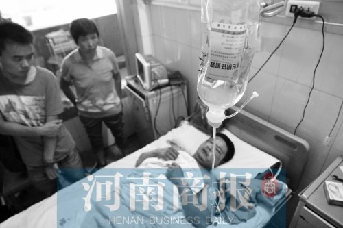 河南新密公路深夜塌方现巨坑 多人与车辆遇险 