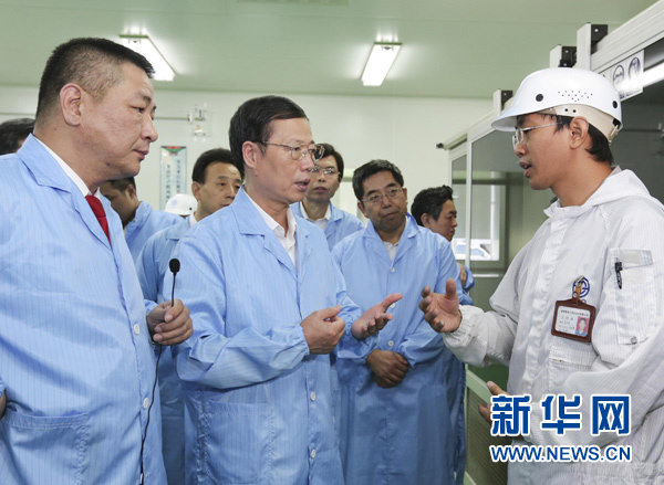  7月5日至8日，中共中央政治局常委、国务院副总理张高丽在四川调研。这是7月5日，张高丽考察富通光通信技术公司。 新华社记者丁林摄