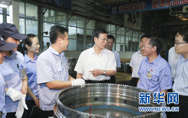 这是7月5日，张高丽考察中航集团成都发动机公司。 新华社记者丁林摄