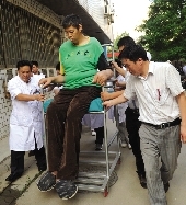 家喻户晓的篮球巨星姚明，赤脚身高2.26米。