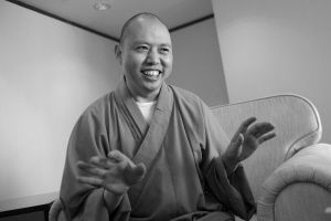 延参法师接受采访笑容满面