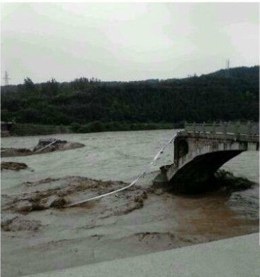 四川江油一大桥垮塌 多辆汽车和行人掉入河中