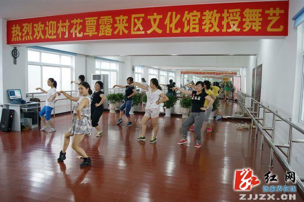 最美“村花”覃露助贫困孩子圆舞蹈梦