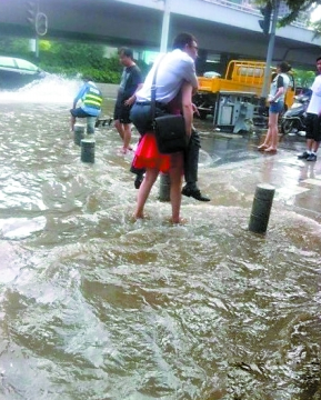武汉暴雨 女子背男子过积水被赞“威武”