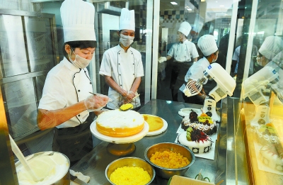 7月8日,长沙罗莎食品有限公司,糕点师在精心制作生日蛋糕。该公司引进台湾的先进技术和服务理念,带动了我省糕点市场发展。本报记者徐行摄