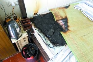 床头被烧得黑乎乎的。 记者 许恢毅 摄