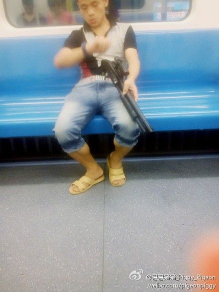 一男子“持枪”在地铁内作瞄准状