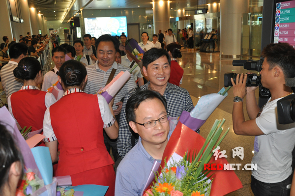 湖南第六批援藏干部圆满完成任务今日返湘，在长沙机场受到热烈欢迎。
