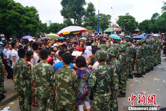 大批民众围堵人民银行北海支行申贷警方介入调查