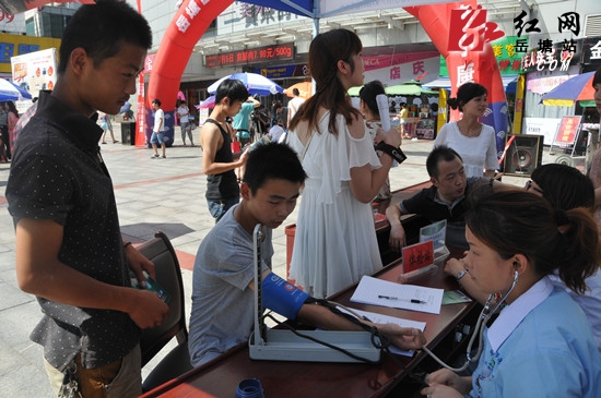 岳塘征兵工作今日全面展开 许月华现身现场报名现场