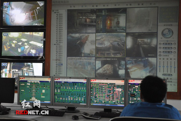 工作人员在制浆生产车间轻点鼠标,生产基地的机器便能自动生产。