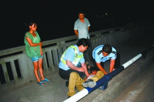 他赌气跳桥，倒把嫌弃他的准岳母感动了