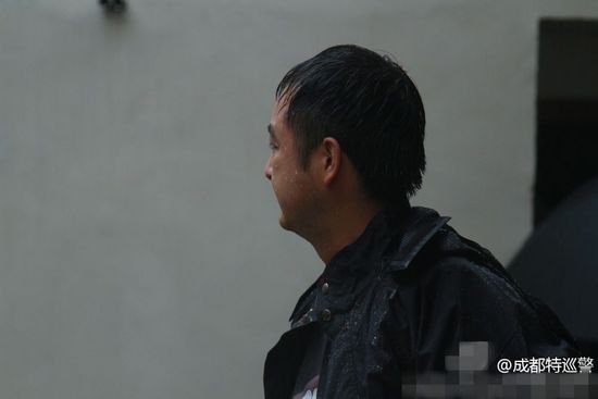 成都特警奔赴都江堰抢险 发现6名亲人在此失踪