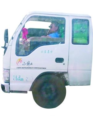 高速路上如此开车，确实够惊魂的。受访者供图