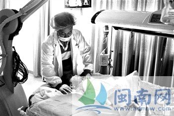 三龄童掉入滚水全身六成皮烧伤 下身几无完肤