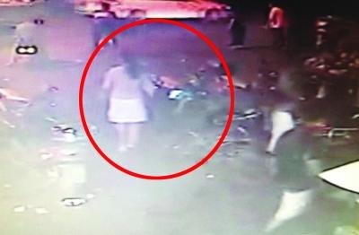 骑电动车的女士捡起了林女士的黑色小挎包。 监控截图