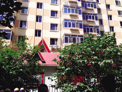 婴儿坠落的窗口。