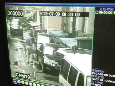 车辆碾过女婴。