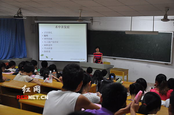 长沙解放军163医院专家走进大学校园宣传青少年性生殖保健知识。