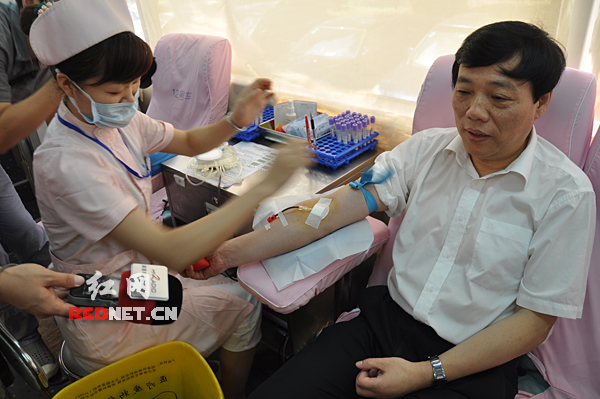 湖南省卫生厅党组书记肖策群带头无偿献血。