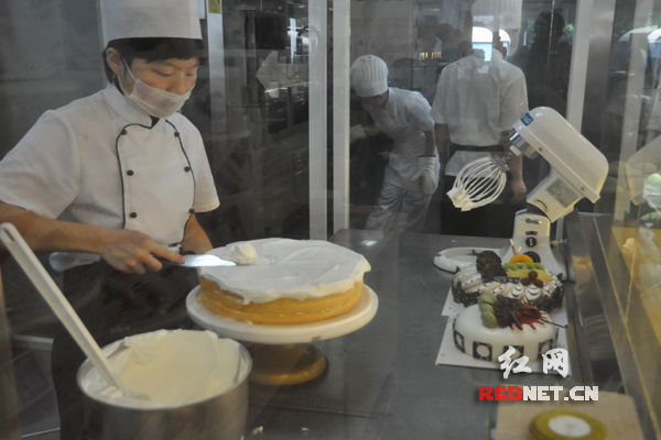 在罗莎蛋糕店，工人正在制作生日蛋糕。