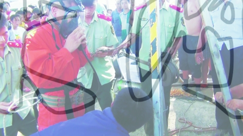 小伙穿上安全防护服，第三次下井营救。