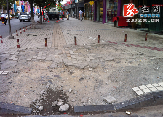 张家界市城区人行道惨遭“毁容”