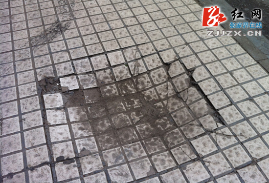 张家界市城区人行道惨遭“毁容”