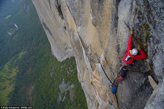 盲人携200斤装备攀岩6天成功登上千米高峰（图）