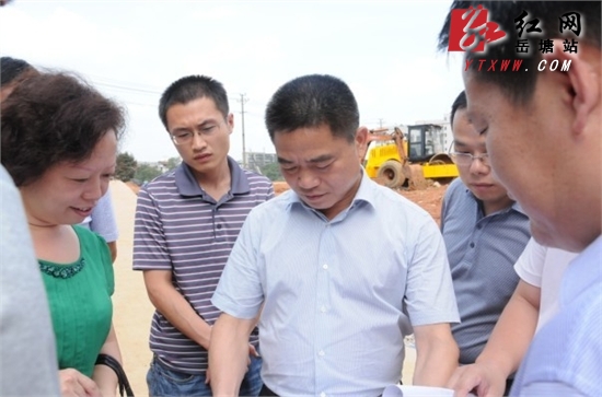 王永红与市规划局对接五里堆社区居民服务中心选址问题