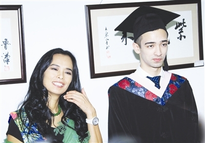 [视频]韦唯19岁混血儿子帅气照