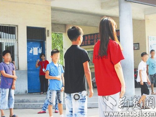 学生犯错老师陪同烈日下罚站 专家称有可取性
