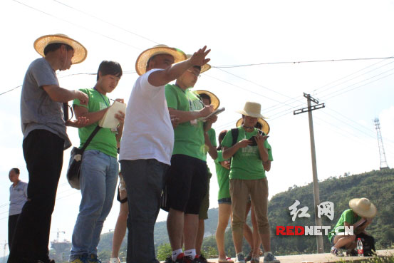 双峰县水利局相关领导带领调研小组参观南冲水库并讲解水库基本情况。