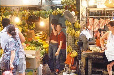 少年(左)光顾凤姐后不够钱付肉金，要家人付款。来源 香港《文汇报》
