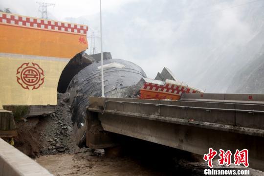 桃关二号隧洞洞口坍塌砸断桥面。　卢国彤　摄