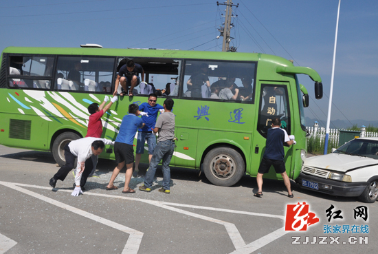 张家界市开展安全应急救援演练 突遭事故莫慌张