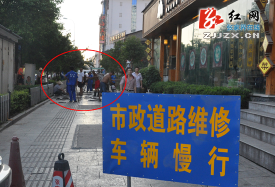 张家界市子午路附近 破损人行道正在修复