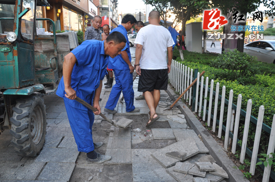 张家界市子午路附近 破损人行道正在修复