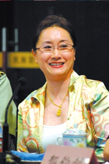 王冼平1988年春节联欢晚会副导演，2001年春晚总导演。亮点：小品《卖拐》打击了骗子，走红了“忽悠”二字。