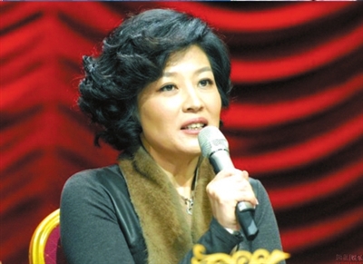 哈文2012年春晚总导演，《非常6+1》《咏乐汇》栏目制片人，著名主持人李咏的妻子。亮点：朱之文《我要回家》。