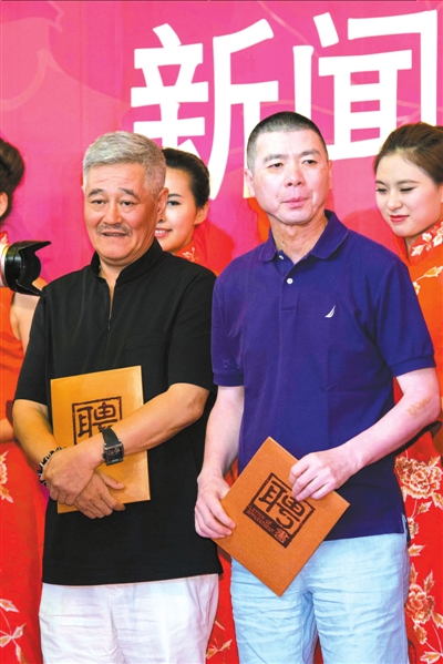 冯小刚和赵本山手捧聘书。京华时报记者吴平摄