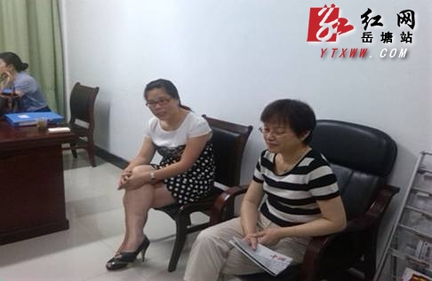 省计生药具站副站长袁虹到我区检查指导药具工作