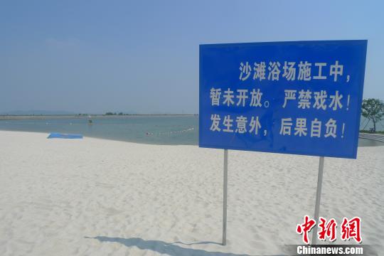 距离南京主城区100公里处的南京固城湖是高淳区40多万居民的重要水源地。2013年，高淳区在固城湖北面的一处驳岸口，建起了一座300米长沙滩浴场。　卢辉　摄